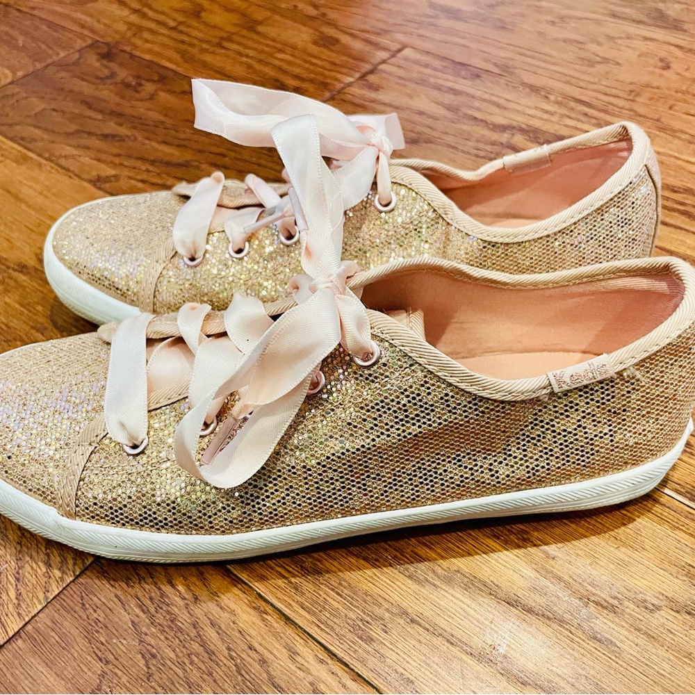 Girls rose gold Keds size 2.5 💗
Only worn once